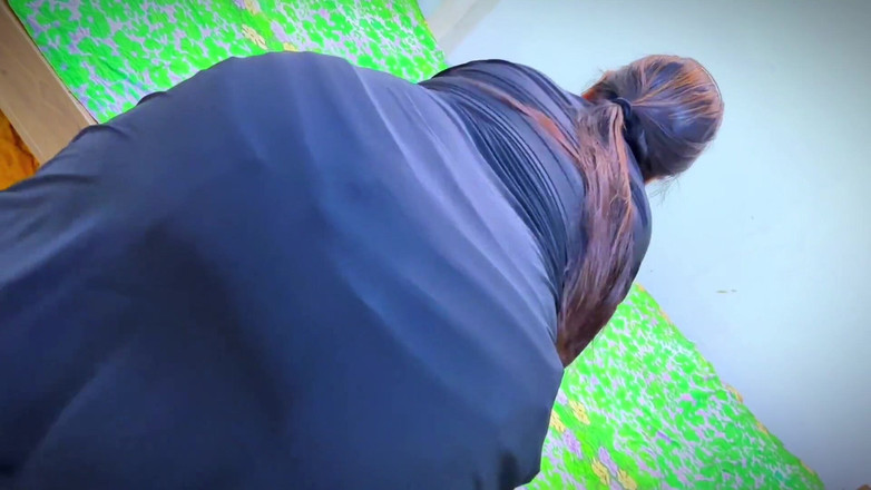 Aria Mia: 호텔 침대에서 길에서 온 후 발정난 아랍 핫한 새엄마와 그녀의 큰 엉덩이를 보고 핸잡을 시작해