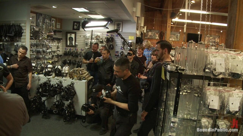 Bound in public: Jessie colter在先生的皮衣店被群交