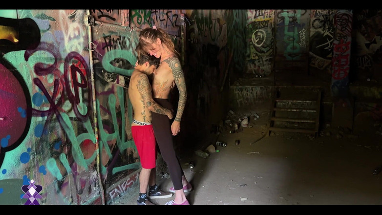 Gray Perrier: 变性女孩在一个废弃的动力装置中公开操一个变性人