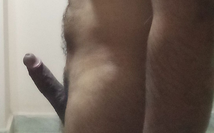 Guy cock: 大黑屌家伙非常努力地自慰和射精