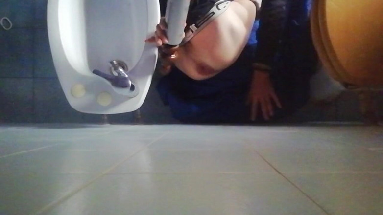 Culopeke: Guy tied her legs and opens her tight ass