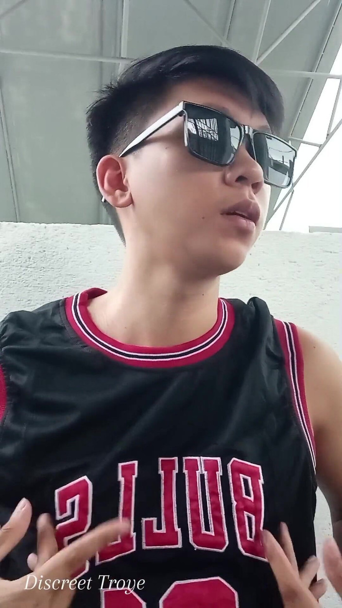 Troye_AsianPinoy: Pinoy tuổi teen thủ dâm tại ngôi nhà bỏ hoang...