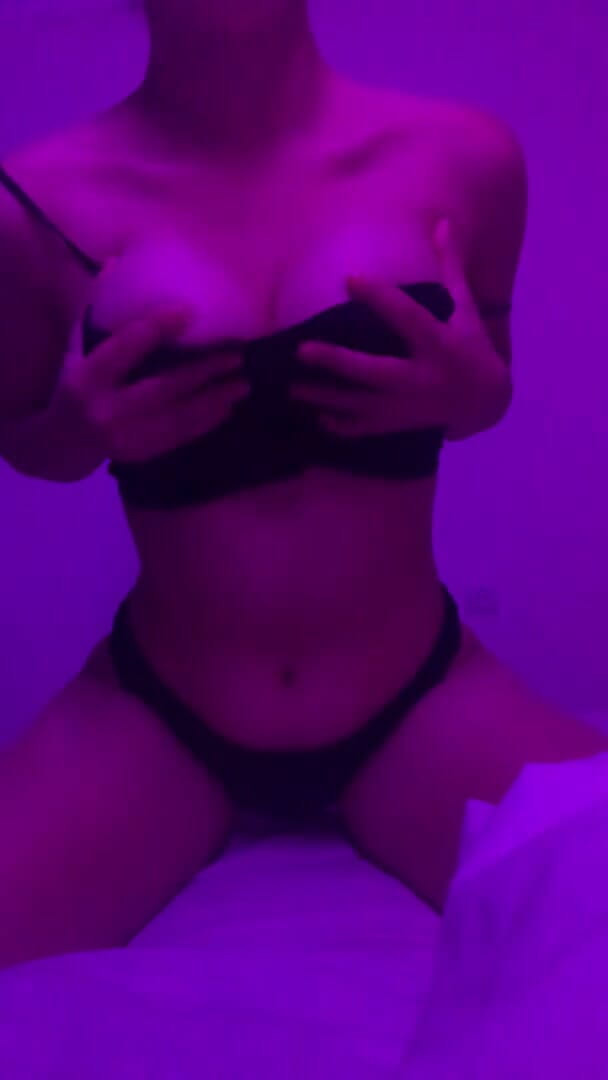 Anjelika Grey: Hot girl shows body