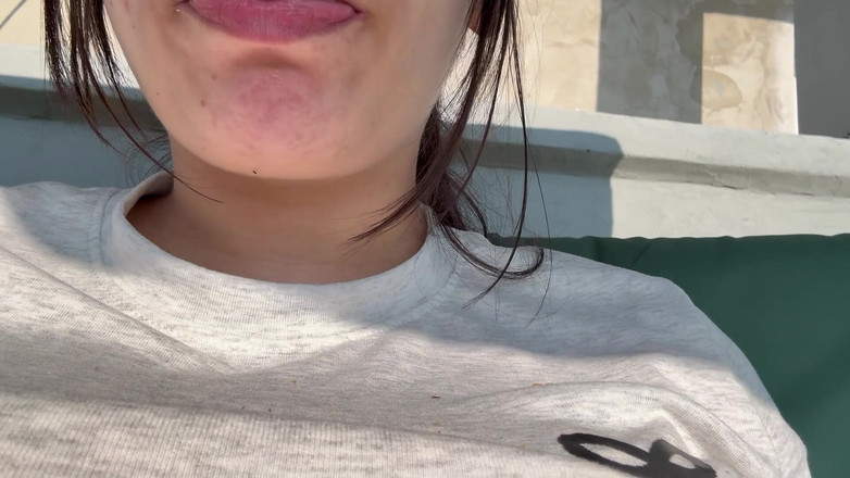 AmayaMori: 자이언트 소녀 칩의 가방에 작은 남자를 발견하고 놀라게하지만, 그녀는 작은 먹는다