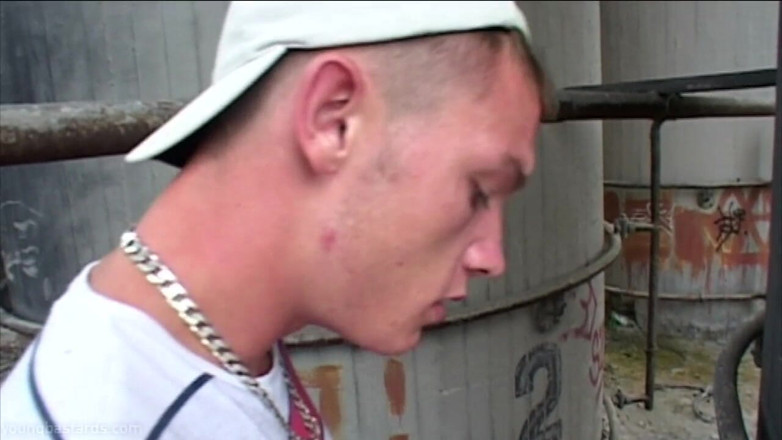 Young Bastards: Yetenekli enayi için büyük yüze boşalma