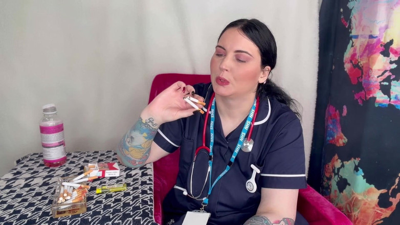 MissFFW: Y tá ffw hút nhiều thuốc lá cùng một lúc