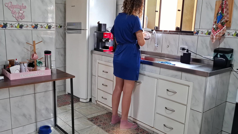 Victor SweetCoupleStories: Mijn stiefzus wakker maken om de afwas te doen