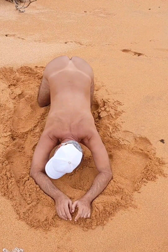 Ladysilvas: Ladysilva在海滩上赤身裸体，展示她晒黑的屁股，有一个性感的标记，我的屁股充满了饥渴来操逼并离开它