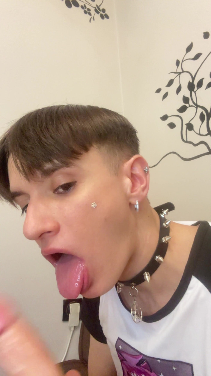 FemmeTwunkie: Femboy dildo emiyor tüm yüzü ıslanıyor