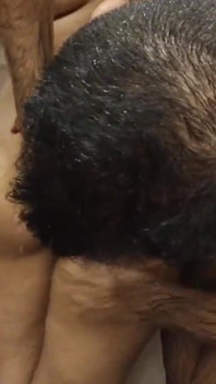 Istri nakal ini selingkuh dari suaminya dan telan sperma mantan pacarnya di kamar mandi