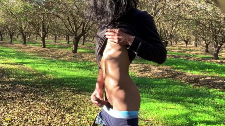 Xooshua (xblue18): Schattige Twink masturbeert stiekem in het bos