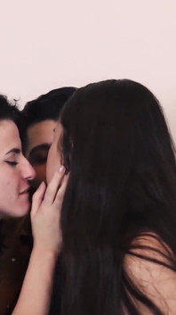 สองสาวสุดน่ารักใน threesome ครั้งแรกของพวกเธอ