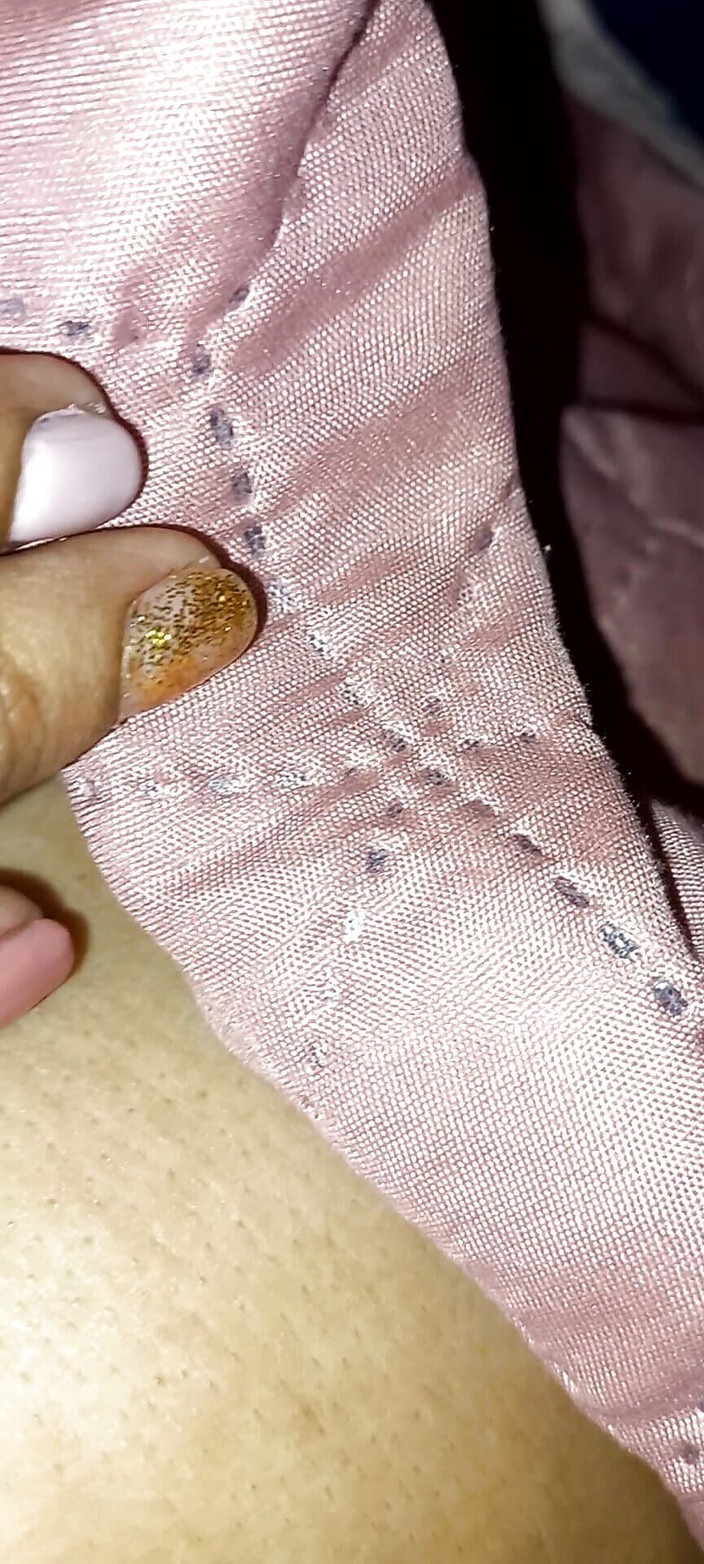 PATY PATY: 年轻女孩在半夜醒来，湿润的阴户和坚硬的乳房，得到美味的手淫