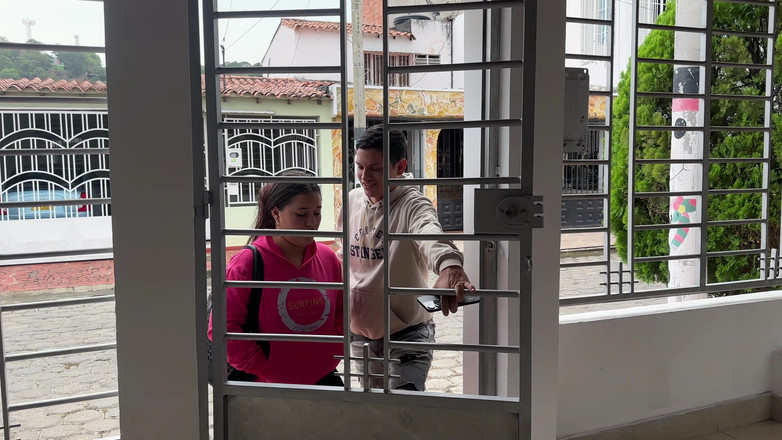 Duoafroditas: Ich nehme das Mädchen mit nach Hause, nachdem ihr Freund...