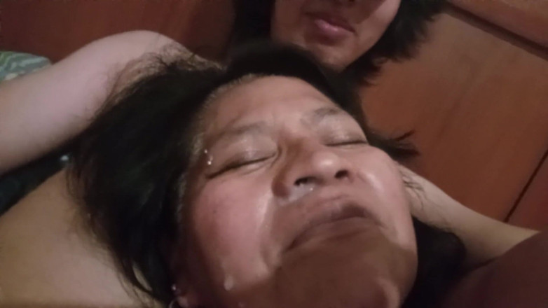Moo DBOXXX: Kijk hoe ik hete melk naar mijn stiefmoeder gooi - ze...