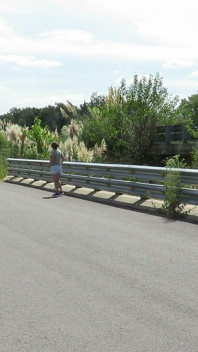 Patricia auf der Brücke über die Straße