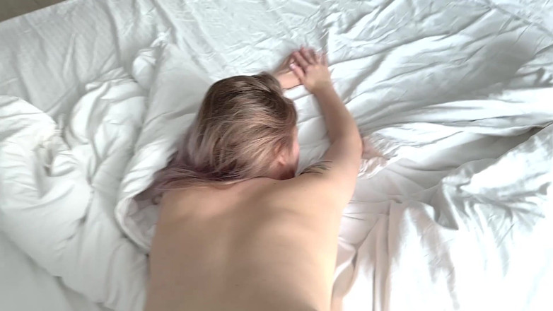 LesanaMild: 18岁丰满的女友在派对后