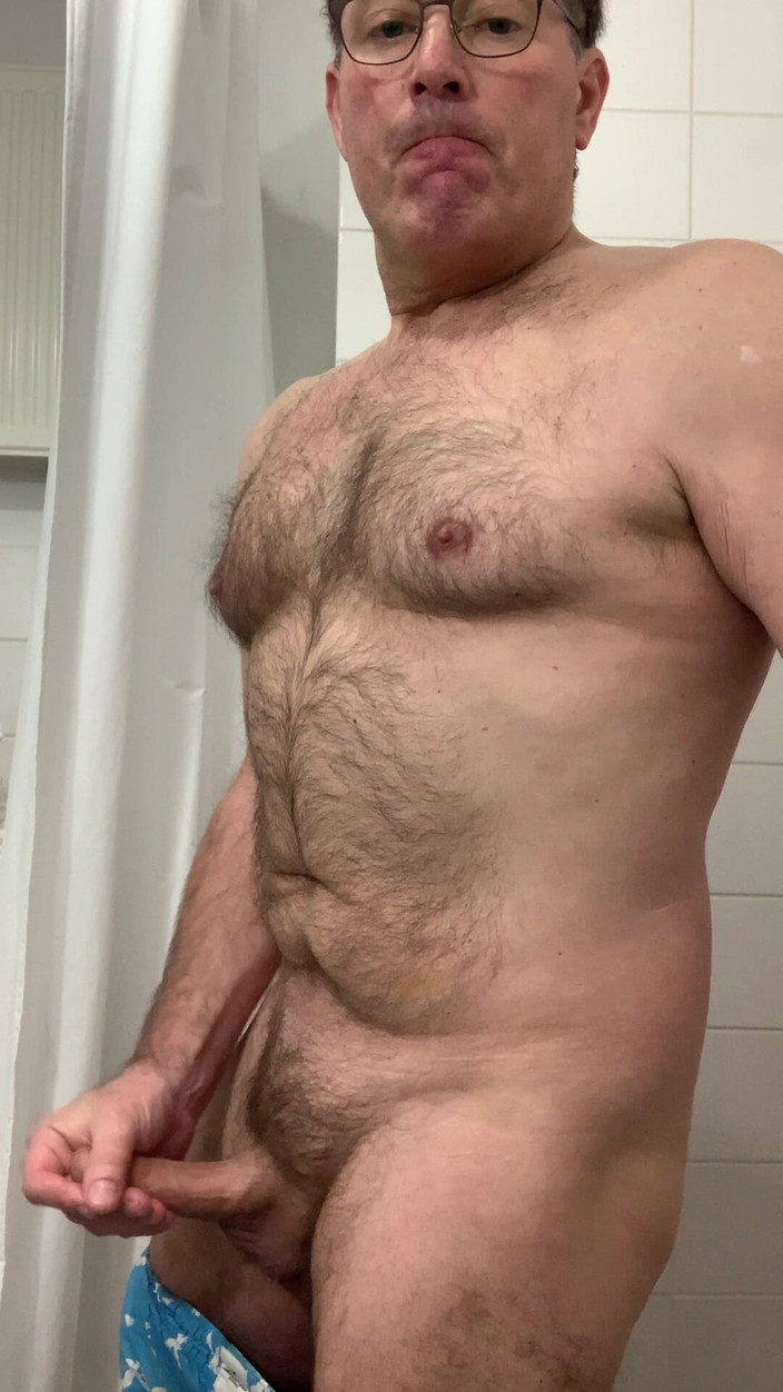 TJenner: 在床上半裸体撸管 - 激烈的高潮