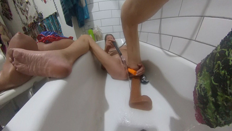 Lizzy Yum: Lizzyyum SD, août 2026, masturbation dans son bain