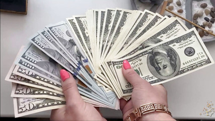 Goddess Misha Goldy: ASMR xào xạc của các hóa đơn đô la trong đôi bàn tay...