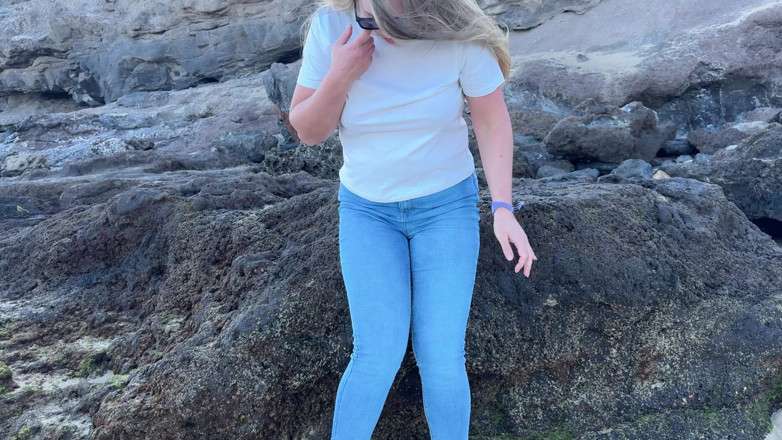 Emma Voyeur: Kencing di celana jins ketat di pantai
