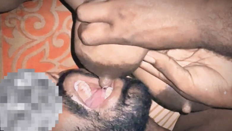 HOT_RUHI002: Makcik desi bertetek besar memerah payudara