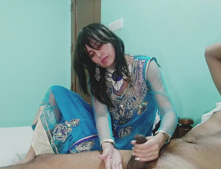 Bolly Karma: MILF panas menunjukkan kemahiran sempurna dengan kote hitam besar