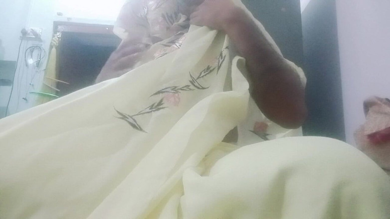 Gaurisissy: Indický gay crossdresser gaurisissy se cítí nadržený ve žluté sárí jako žena...