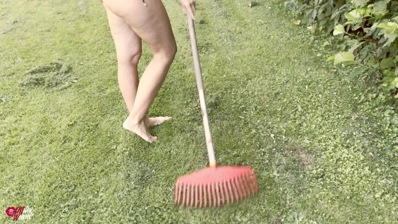 Miley Weasel: Troia bionda arrapata scopata mentre fa il giardinaggio!