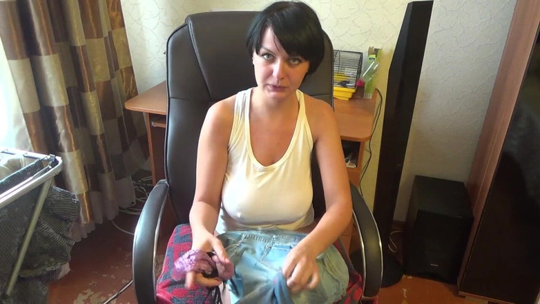 Sexy Milf: Kate pinkelt in jeans und masturbiert am nassen höschen bis...