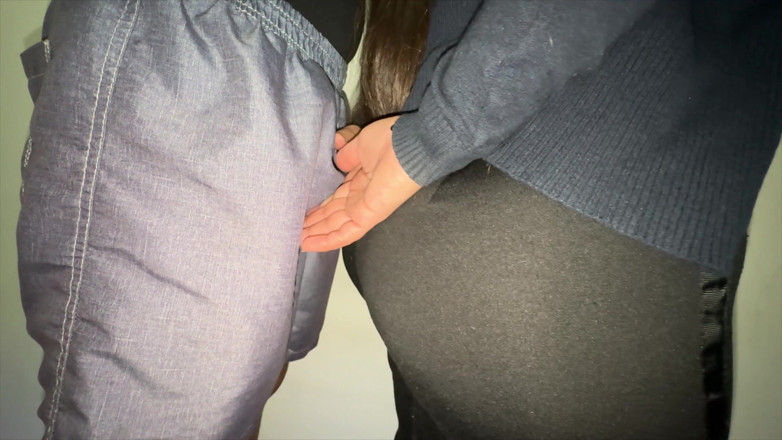 CoupleOfHotSins: Dziewczyna Z Dużymi Tyłkami Po Omacku Penisa Nieznajomego