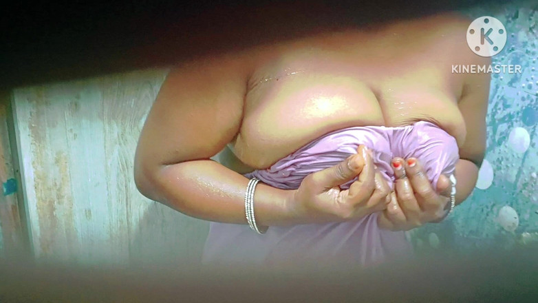 Sweethoneybgl: 大きな胸の女の子が義理の兄に覗かれていることを知って入浴し、誘惑している