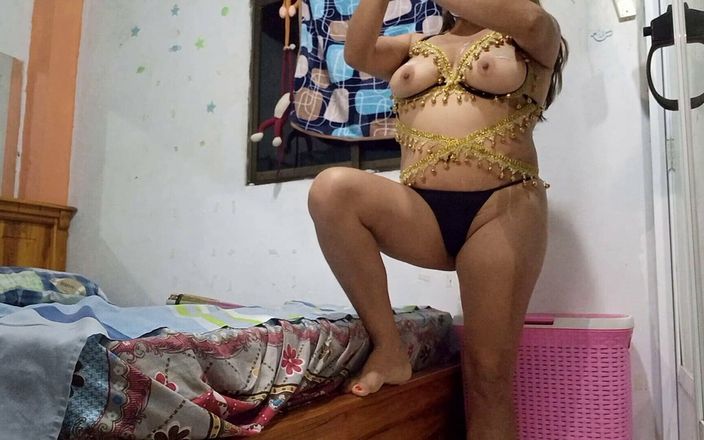 Martin13: Une gitane espagnole danse en lingerie de Noël, je veux...
