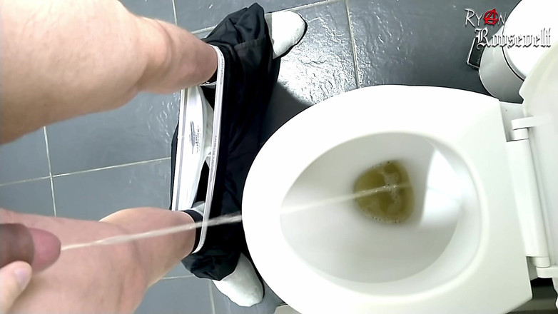 Ryan Roosevelt: Primul meu videoclip cu pișare!