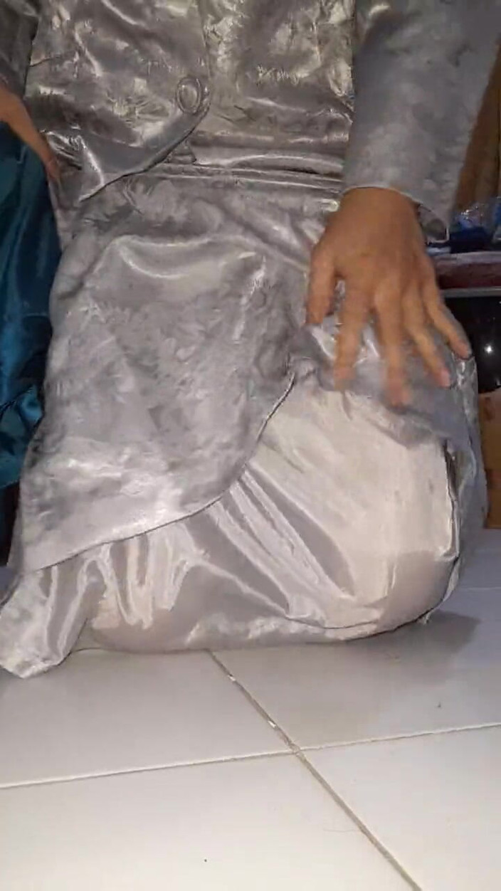 Naomisinka: रेशमी लाइनिंग के साथ महिला बिजनेस सूट पहने वीर्य