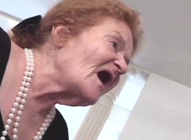Gilfy Pleasure: Una anciana está complaciendo oralmente a un tipo con suerte