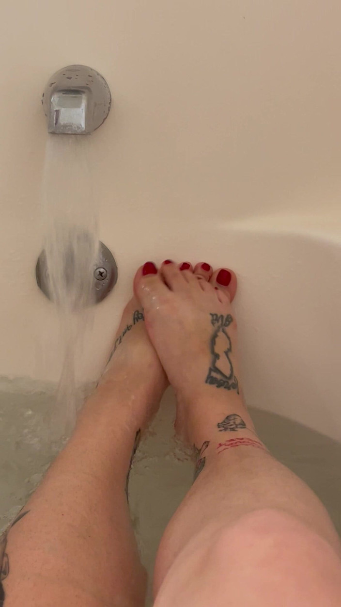 CherryBombBomb: Ich spiele im wasser mit meinen füßen