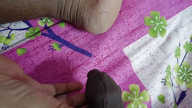 bengalihousewife: Bengali casa esposa brincando com o pau do amigo do...