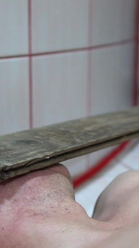 Repasser avec la planche sur la tête