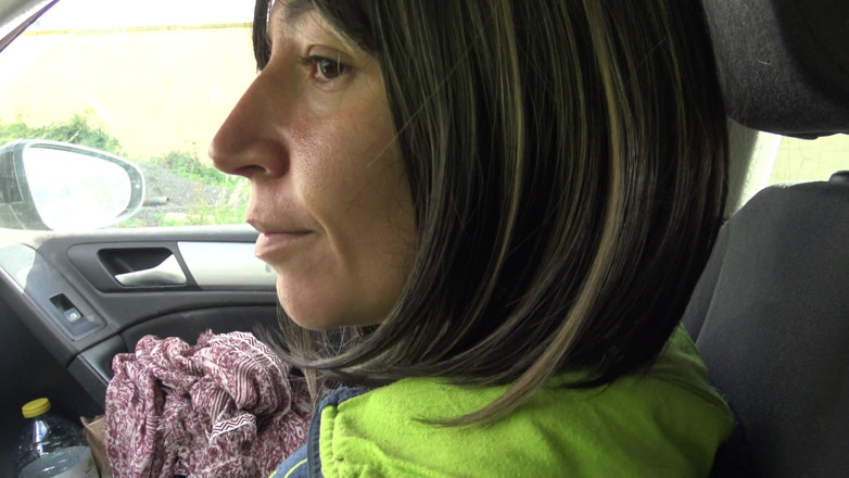 Stepmom Susan: Madrasta amadora dá ao enteado uma punheta para seu aniversário...
