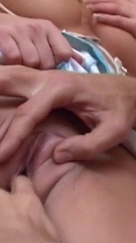 Bionda bendata prende il cazzo in ogni posizione