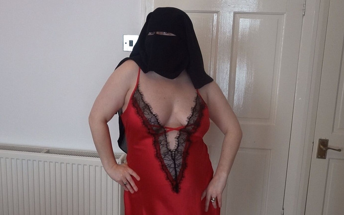 Littlevixen: MILF kulit gebu dalam Niqab dan sutera merah menari striptis