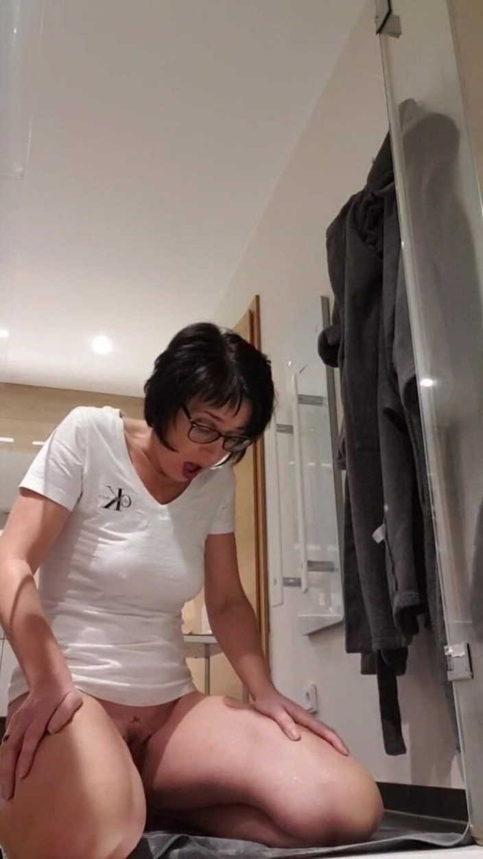 JulieEroticDress: La miLF squirta con le tette annodate