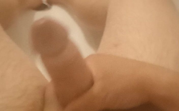 Ronie: Banyomda buharlı mastürbasyon