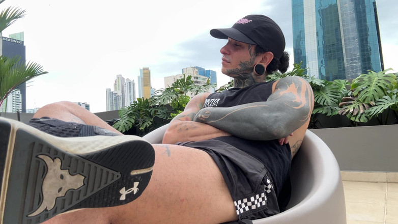 Dyavol: Il Macabreink Gigante Umilia Il Piccolo Umano In Pubblico