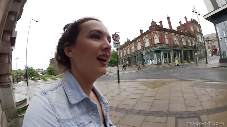 Faye Taylor: Bulat di tikungan buka kaki kencing