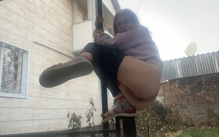 MargoAlisa: Alice kencing di jalan 3 kali