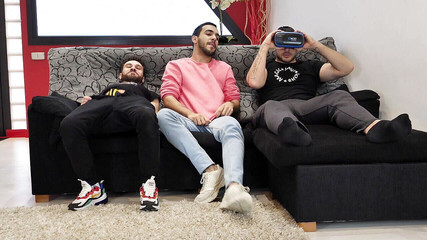 SPAIN BAREBACK CRUISING IN BACKROOM: Marco Rush被道格拉斯和他的直男朋友用来发泄