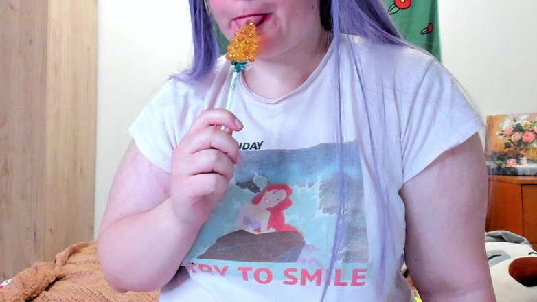 AssGives: Cewek semok ini lagi asik nyepong lolipop sampai mengerang keenakan