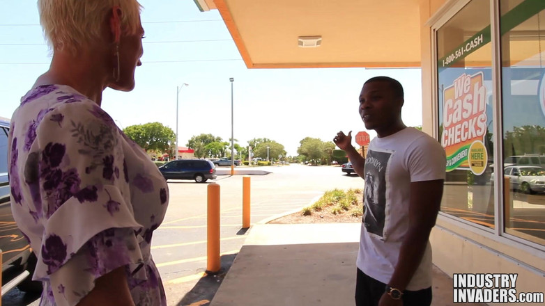 Naked Hustlers: GILF con BBC